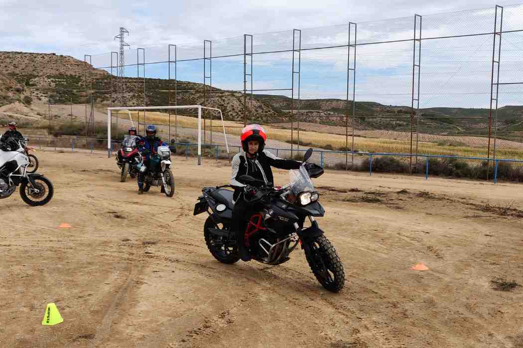 alumna practicando conduccion offroad