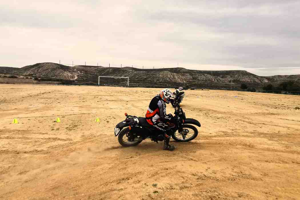 curva basica con moto trail en campo practica