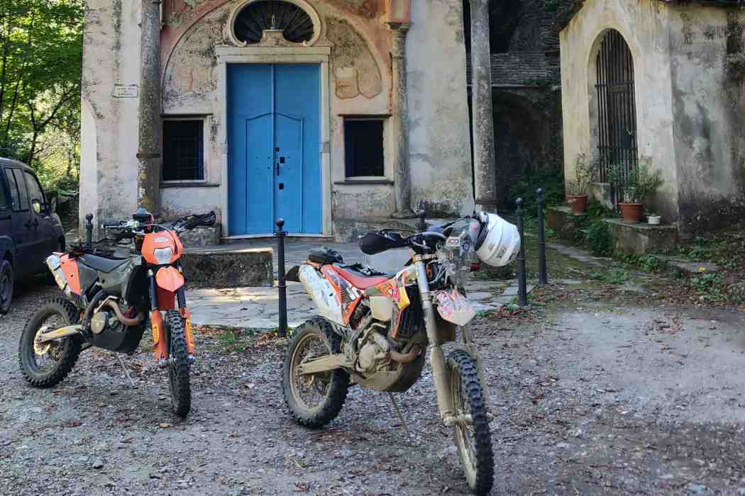 motos de enduro en un borgo maravilloso de los alpes italianos en liguria